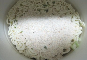 ［農心］　サリコムタン カップ麺〈大〉　（111g） ★粉を入れて、お湯を注ぐだけ！